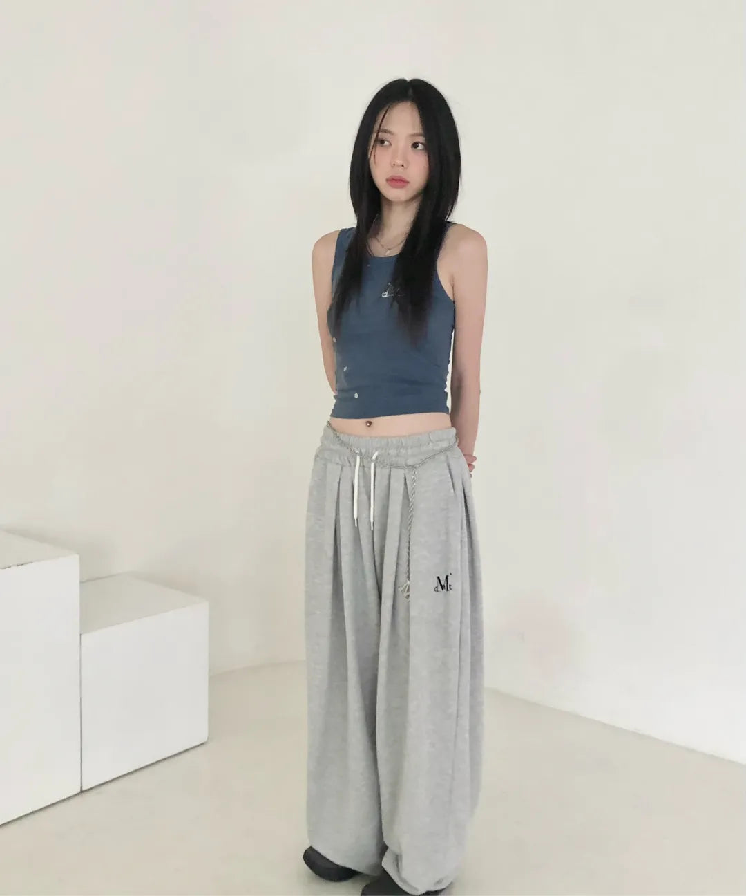 Mucent Shat rivet pigment incision metal logo sleeveless nashi (2 colors)