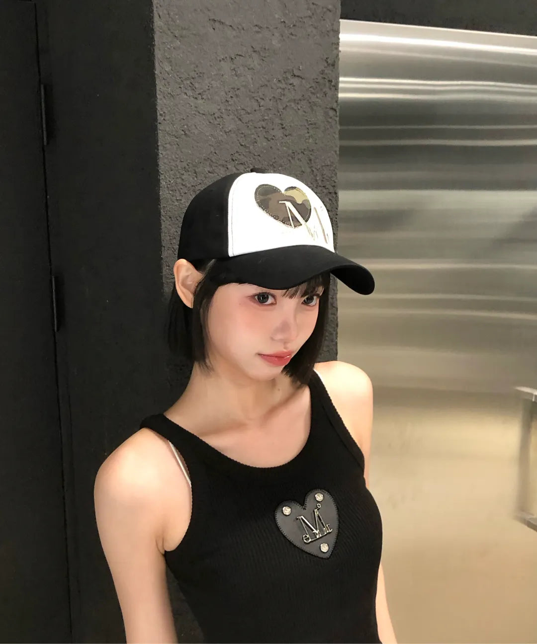 Mucent Dion Metal Logo Heart Patch Sleeveless Nashi (2 Colors)