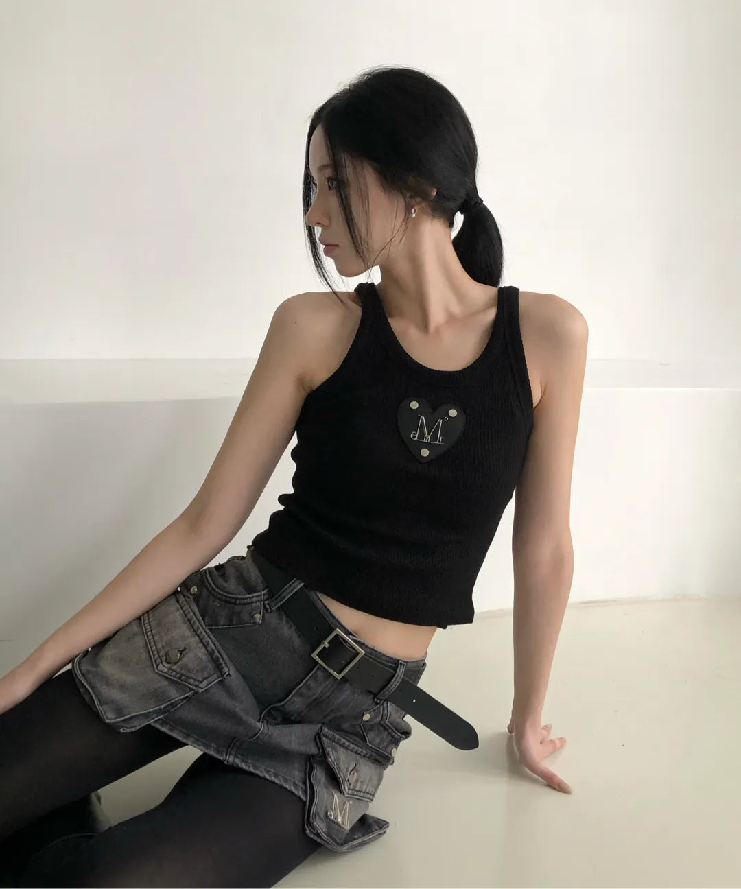 Mucent Dion Metal Logo Heart Patch Sleeveless Nashi (2 Colors)