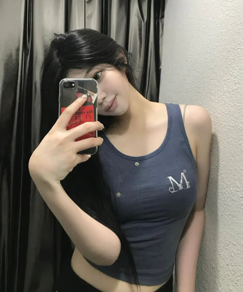 Mucent Shat rivet pigment incision metal logo sleeveless nashi (2 colors)