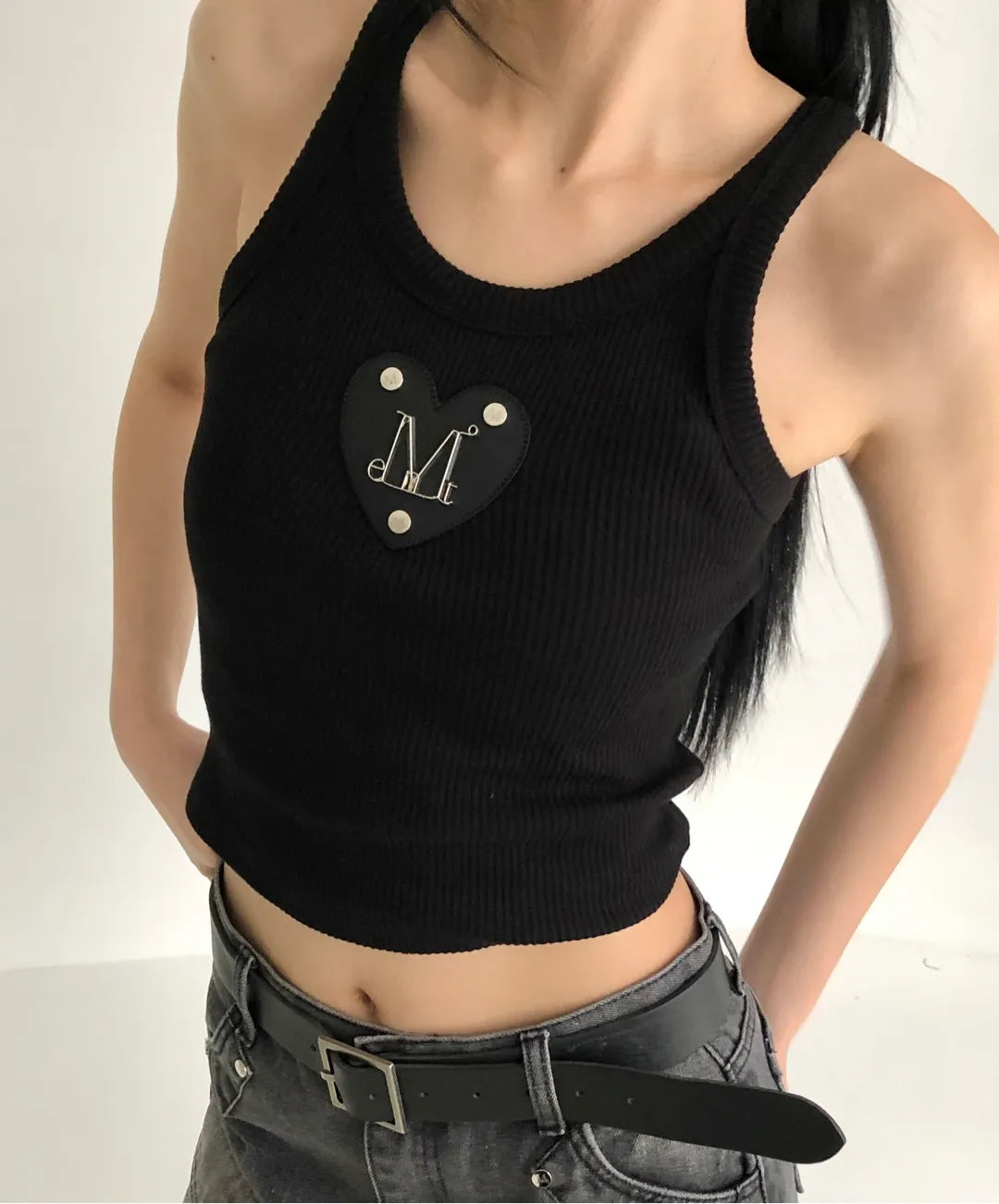 Mucent Dion Metal Logo Heart Patch Sleeveless Nashi (2 Colors)